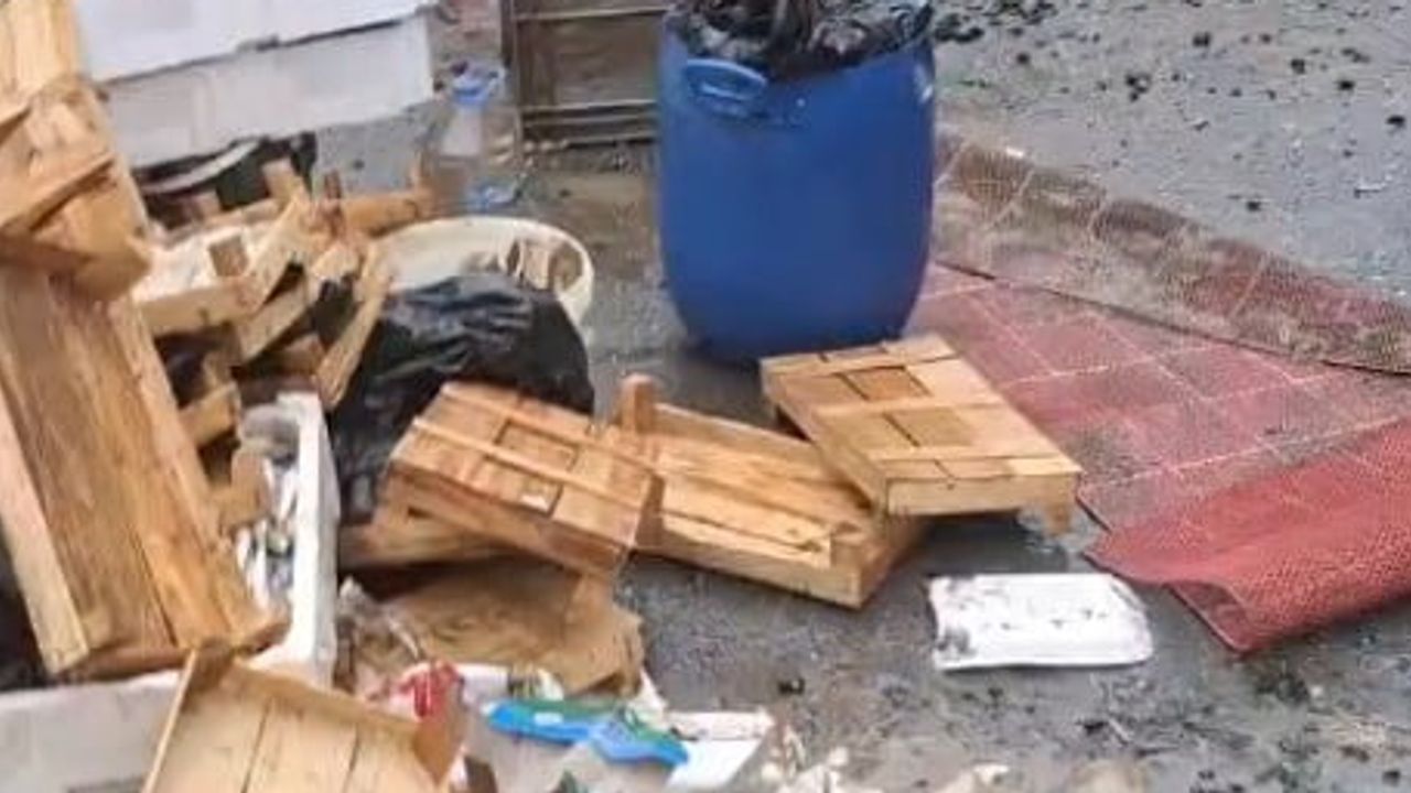 Ayazağa'da sağanak balıkçı dükkanını diz seviyesine kadar bastı