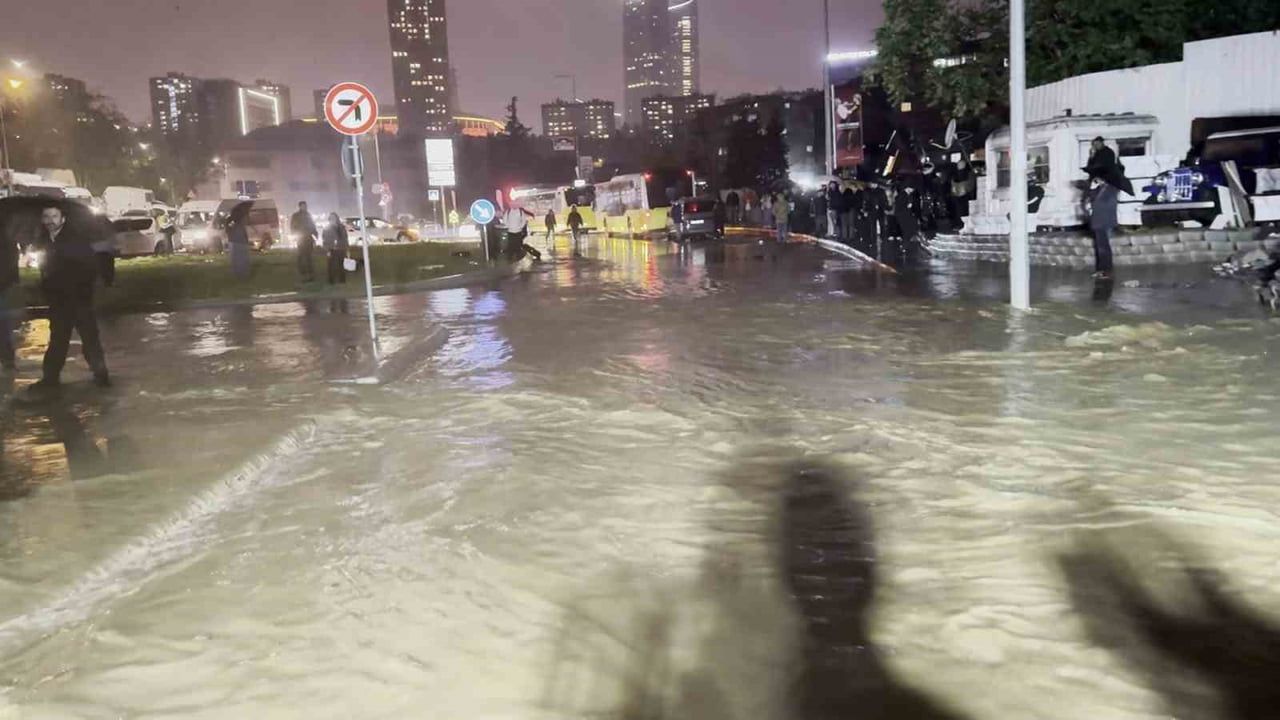 Ayazağa'da sağanak cadde ve iş yerlerini suya boğdu, vatandaş traktörle kurtarıldı