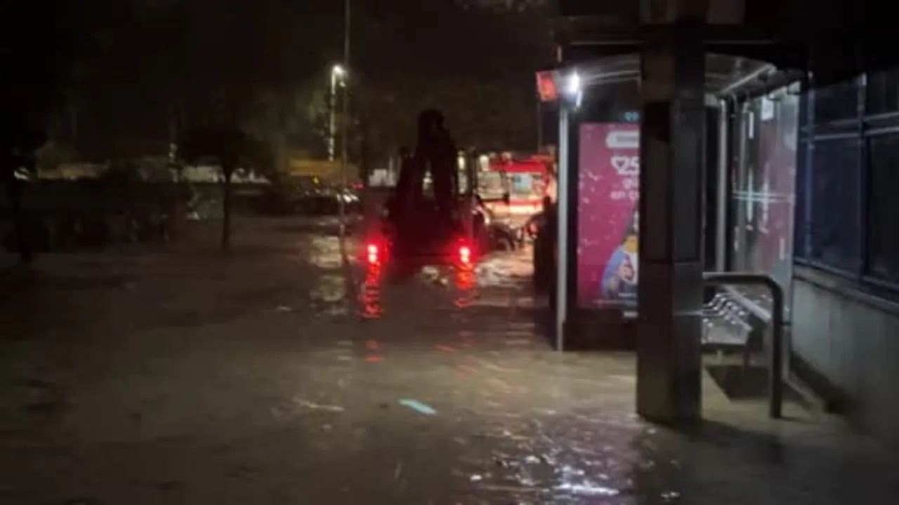Ayazağa'da sağanak gölleriyle yolları kilitledi, kepçelerle kurtarma yapıldı