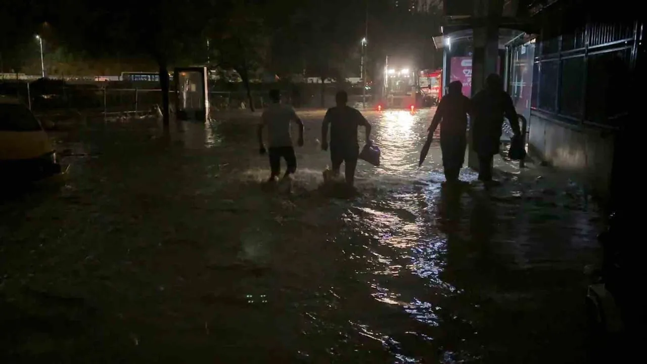 Ayazağa’da sağanak yaşamı sekteye uğrattı: mahalleler su altında, elektrikler kesildi