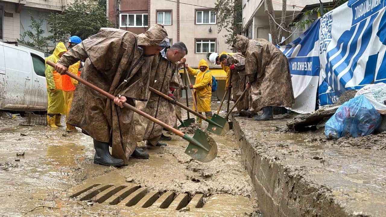 Ayazağa’da sel sonrası toparlanma çalışmalarına 300 jandarma desteği