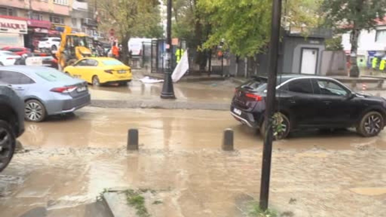 Ayazağa'da selin ardından: araçlar sürüklendi, yollar çamurla kaplandı