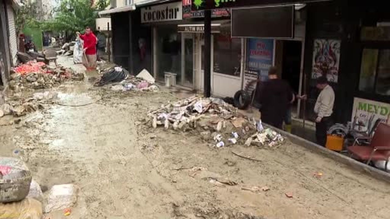 Ayazağa’da selin yaraları esnafın dayanışmasıyla sarılıyor