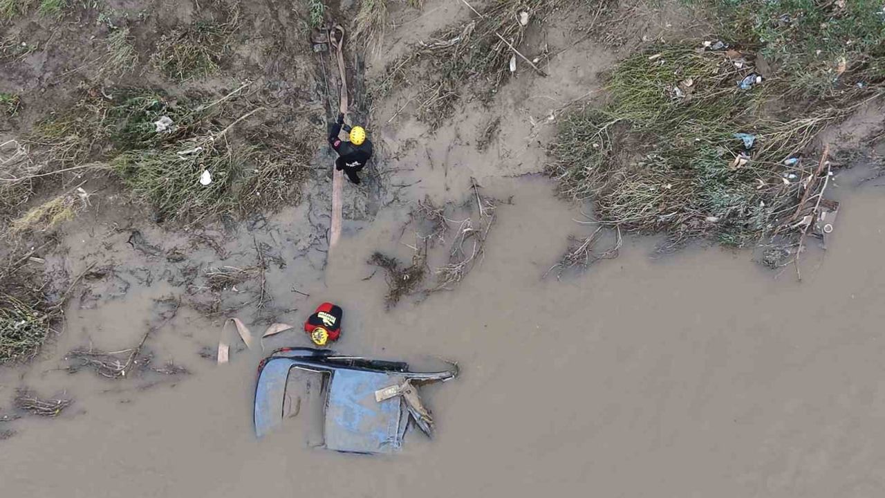 Ayazağa selinde Cendere Deresi'nden kurtarılan otomobilin anları dronla kaydedildi
