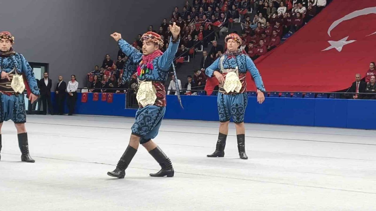 Aydın’da 29 Ekim coşkusu spor salonunda ve valilikte yaşandı