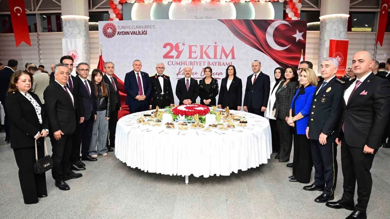 Aydın’da cumhuriyet resepsiyonu: 103. yıl coşkusu valilikte buluştu