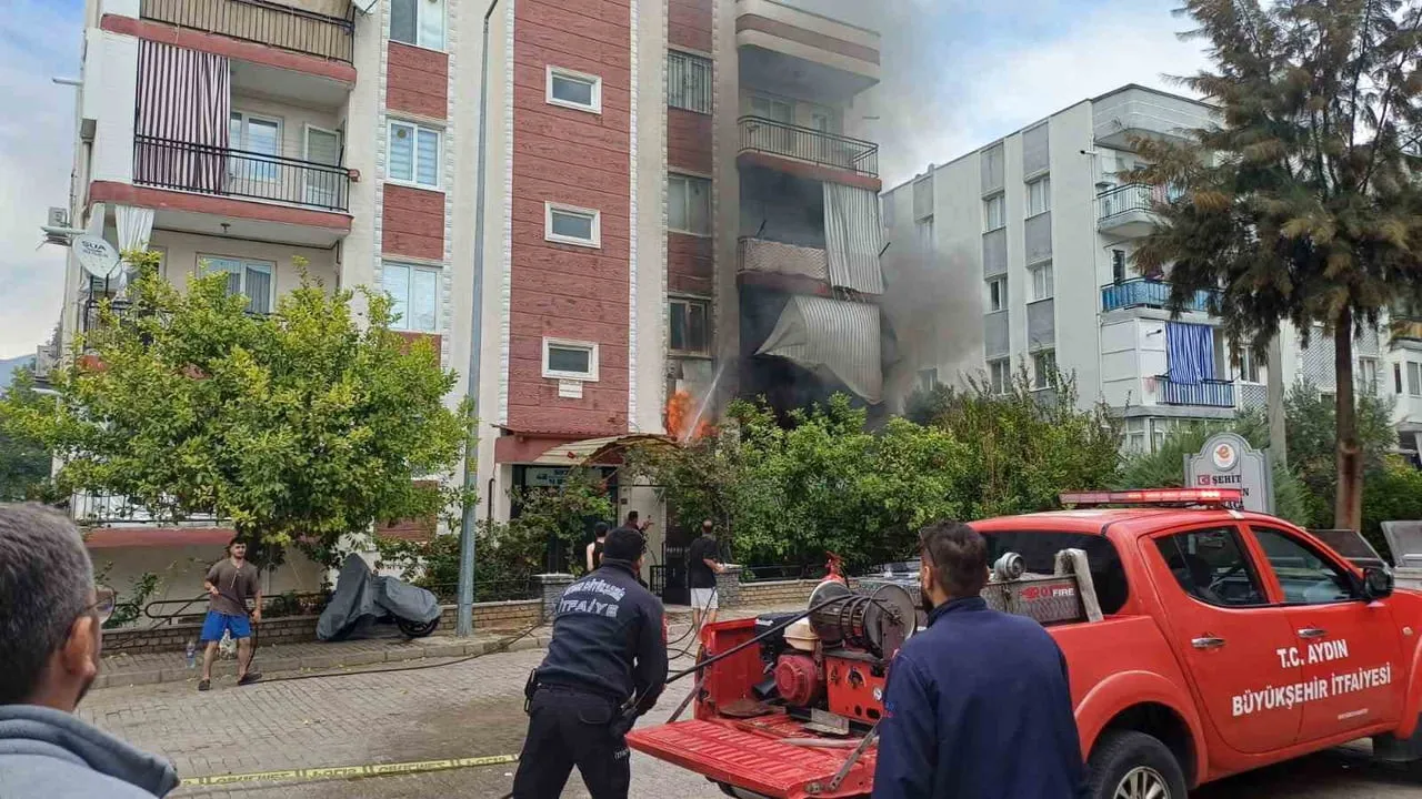 Aydın'da ikinci kattaki dairede yangın: ekipler alevlerle mücadele ediyor