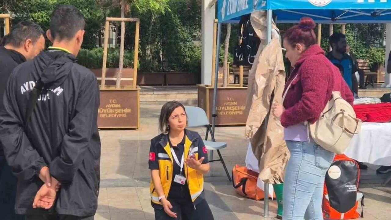 Aydın'da meydanda afet eğitimi: uygulamalı çanta hazırlığı ve deprem önlemleri