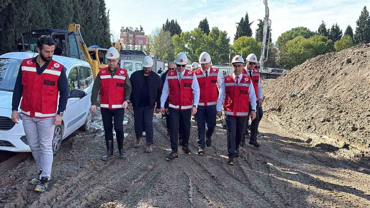 Aydın yeni adliye binasının beton dökümüyle hızlanan inşaatında heyet incelemesi