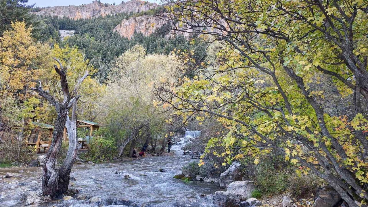 Aygırdibi şelalesi sonbaharda sakinliği tercih edenlerin adresi oldu