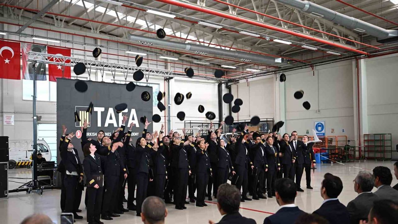 Aynı gökyüzüne ilk adımı atan 39 pilot Aydın’da mezun oldu