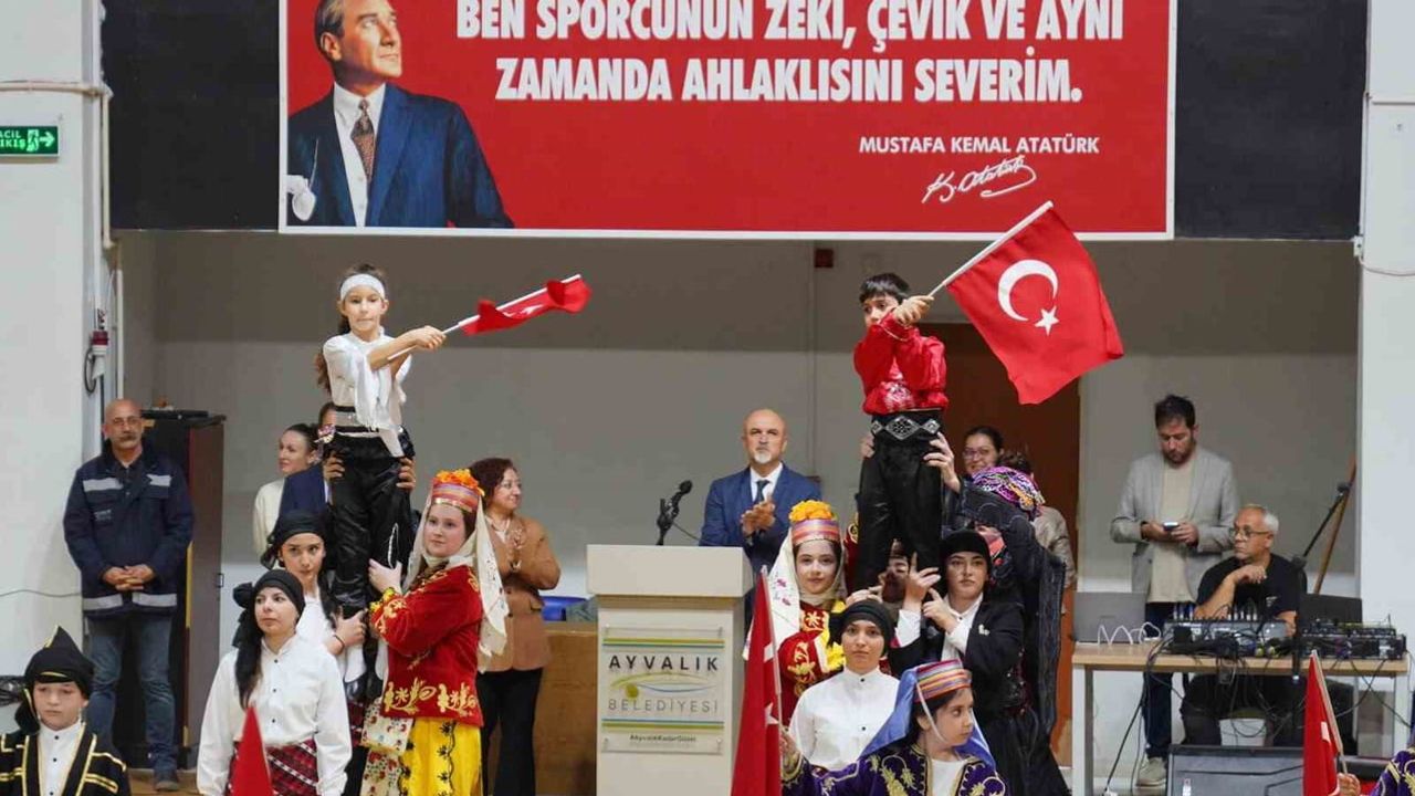 Ayvalık’ta 103. yılda cumhuriyet coşkusu yağışla salonlara taşındı