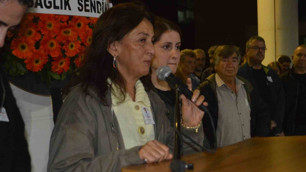 Ayvalık'ta deniz kazasında kaybettiğimiz doktor için hastane önünde hüzünlü veda