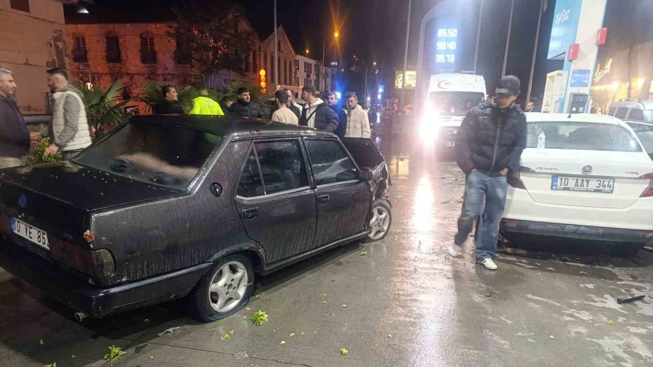 Ayvalık'ta istasyona giren araç kazayı ucuz atlattı