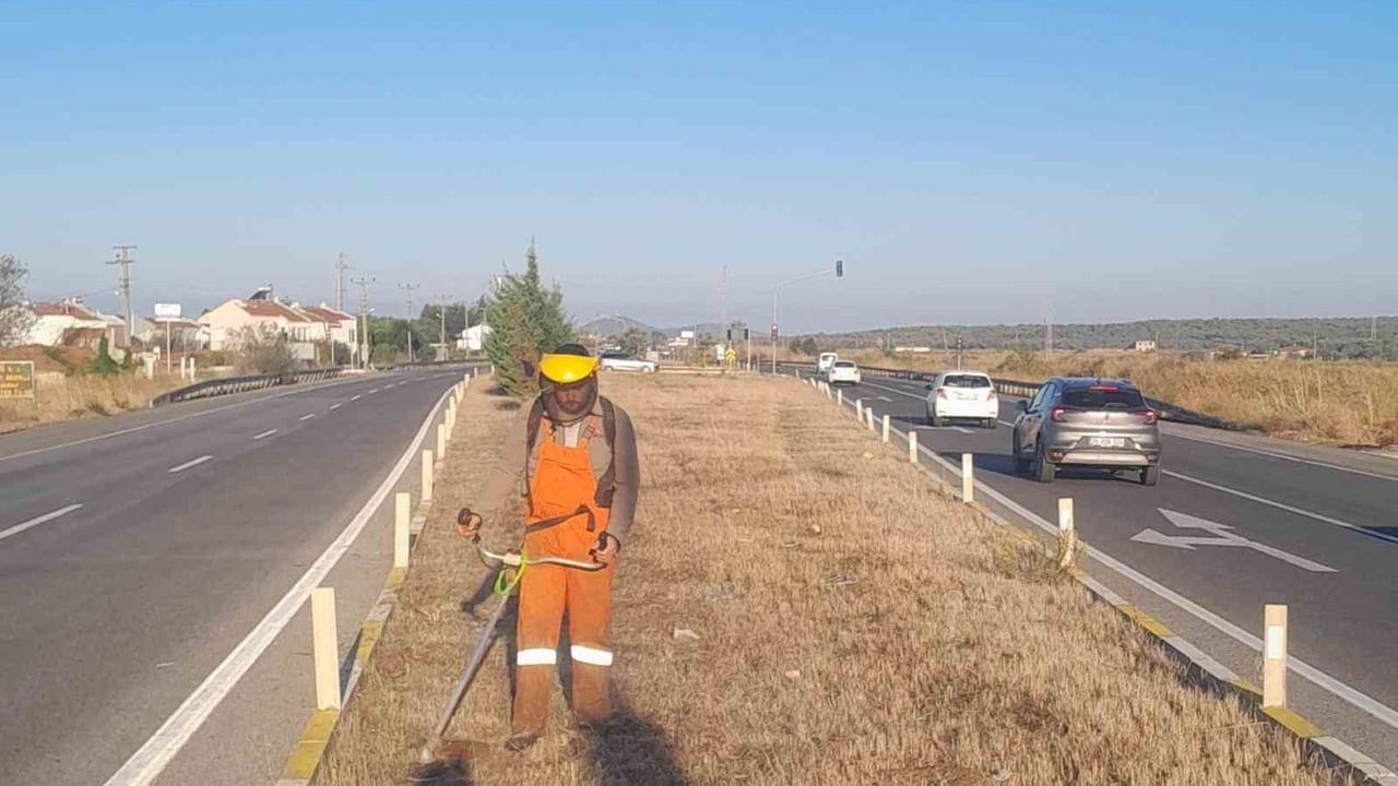 Ayvalık'ta refüj ve kavşaklarda kapsamlı temizlik çalışması