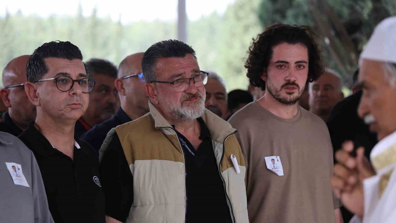 Ayvalık'taki tekne faciasında hayatını kaybeden hekim Adana'da gözyaşlarıyla uğurlandı