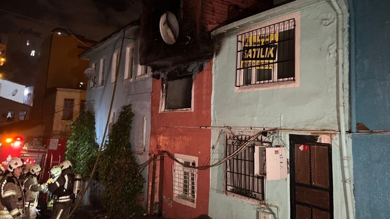 Ayvansaray'da gece yangını: 2 katlı bina itfaiye tarafından söndürüldü