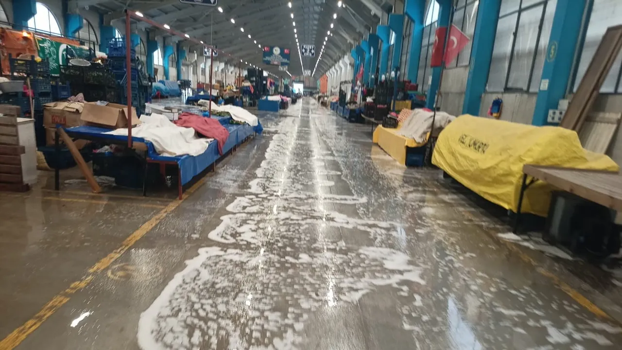 Aziziye kapalı pazaryerinde hijyen seferberliği: sebze ve meyve bölümü yıkandı