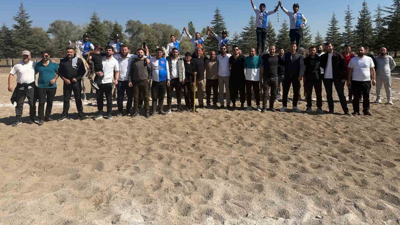 Aziziye Şengel ciritte zirveyi korudu, yarı finalde Erzurum'un umudu oldu