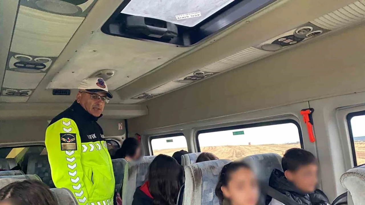 Babaeski'de minik yolcular için servis denetimi: jandarma sahada