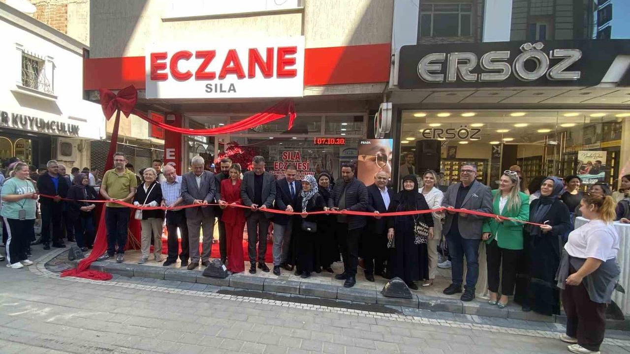 Babası izinden yürüdü, eczanesini gözyaşlarıyla açtı