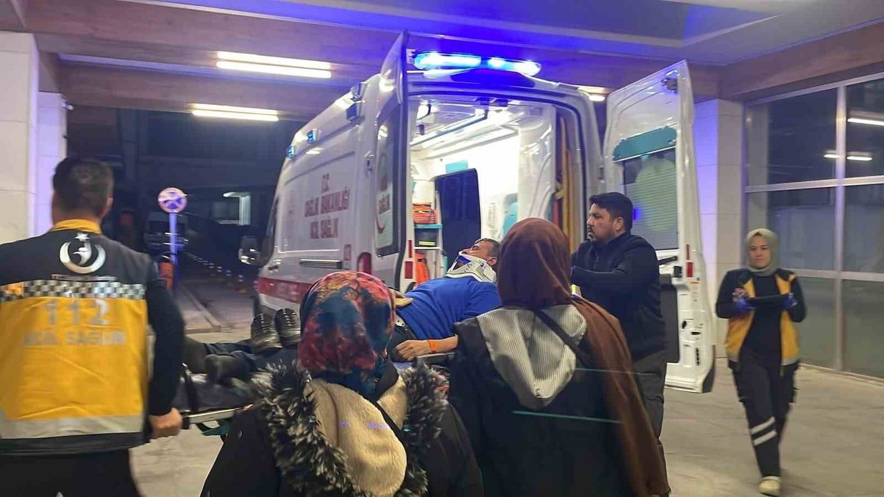 Babasını ambulansa bıraktıktan sonra yoldaki domuza çarpan sürücü yaralandı
