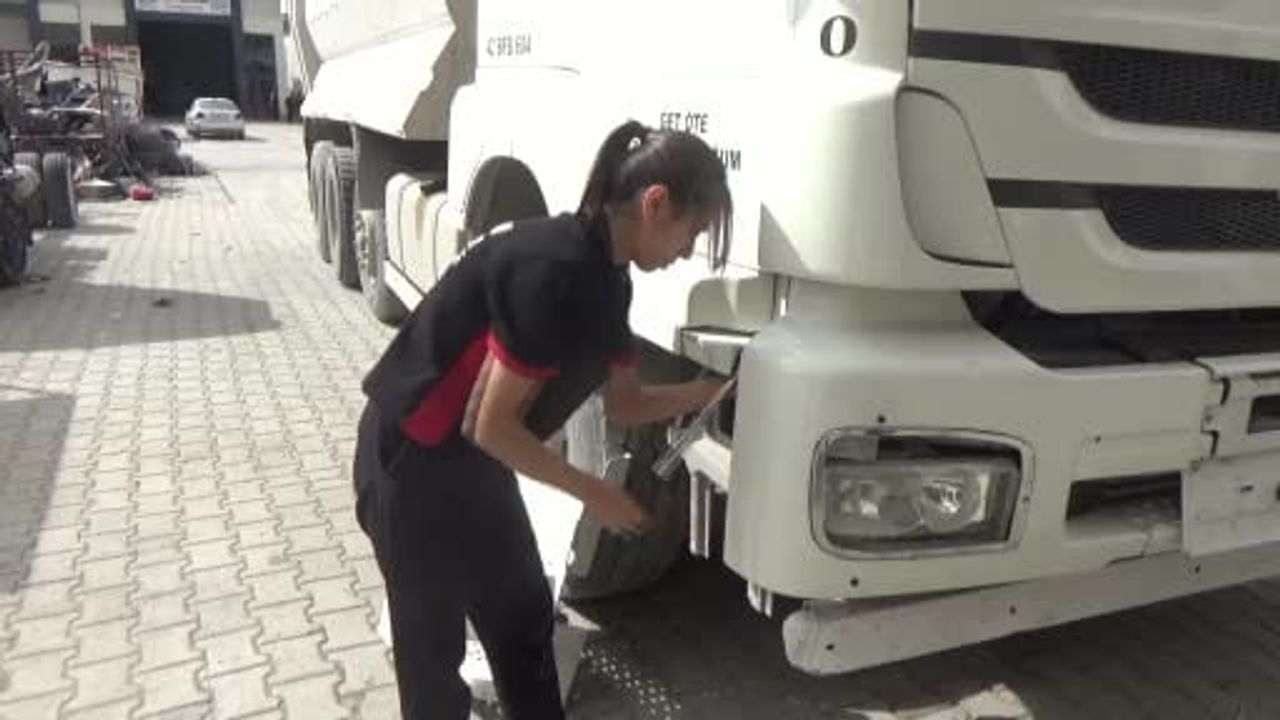 Babasının yanında yetişen kaportacı genç, mesleği sürdürmeyi hedefliyor