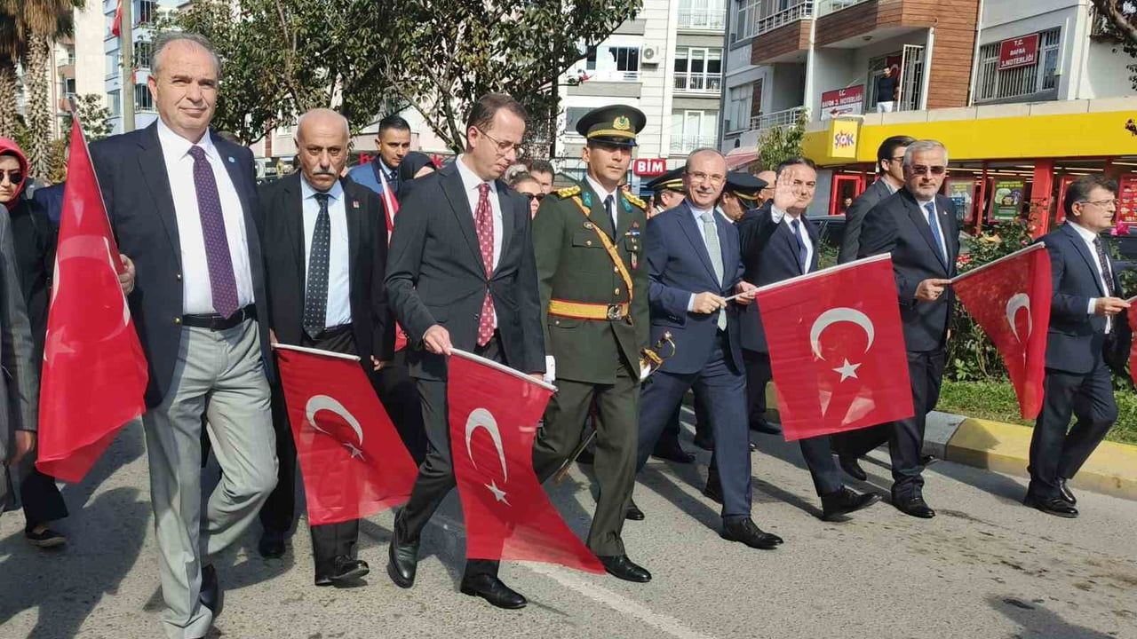 Bafra'da 29 ekim yürüyüşü Atatürk anıtı önünde son buldu
