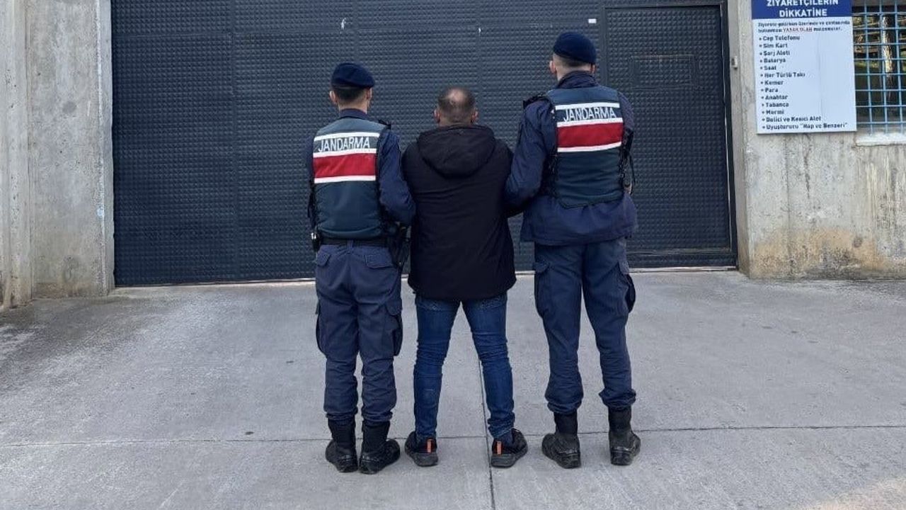 Bafra'da jandarma aranan şahsı 9 yıl 2 ay hapis cezasıyla cezaevine teslim etti