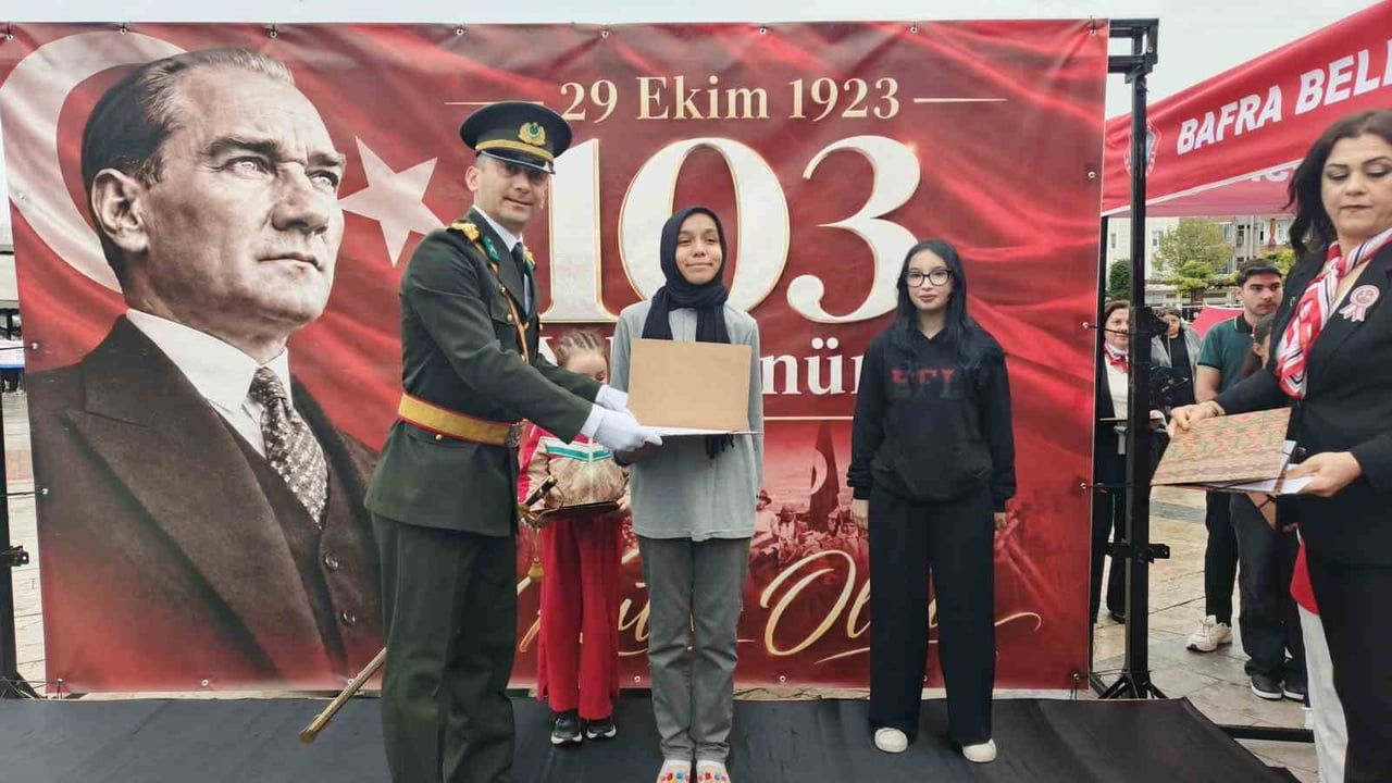 Bafra’da meydanlar gençlerin sesleriyle cumhuriyeti selamladı