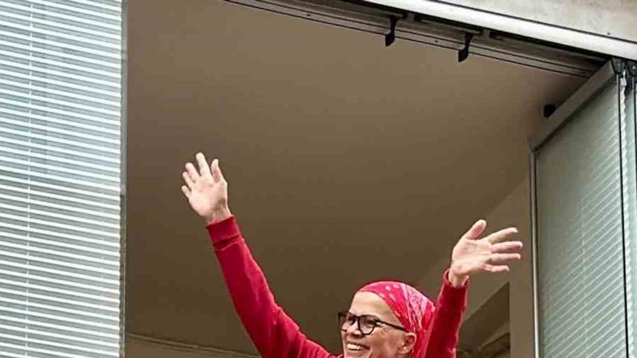 Bafra'da öğrenciler bando ile öğretmenlerini evinde yalnız bırakmadı