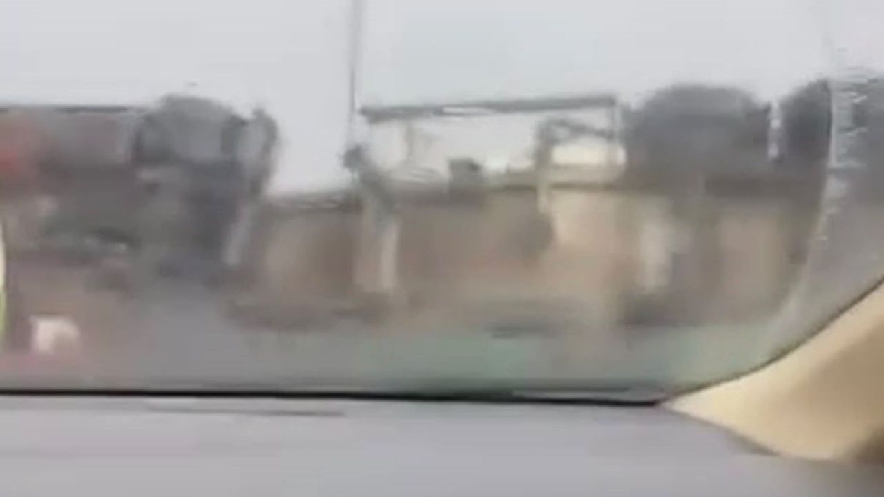 Bağlar'da kontrolden çıkan tır devrildi, sürücü hastaneye kaldırıldı