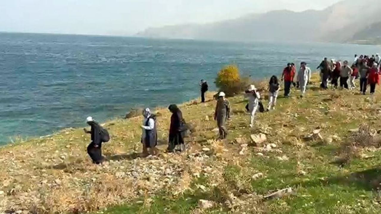 Bağmeşe koyu'nda Van Gölü için gençlerle yürüyüş ve çevre bilinci