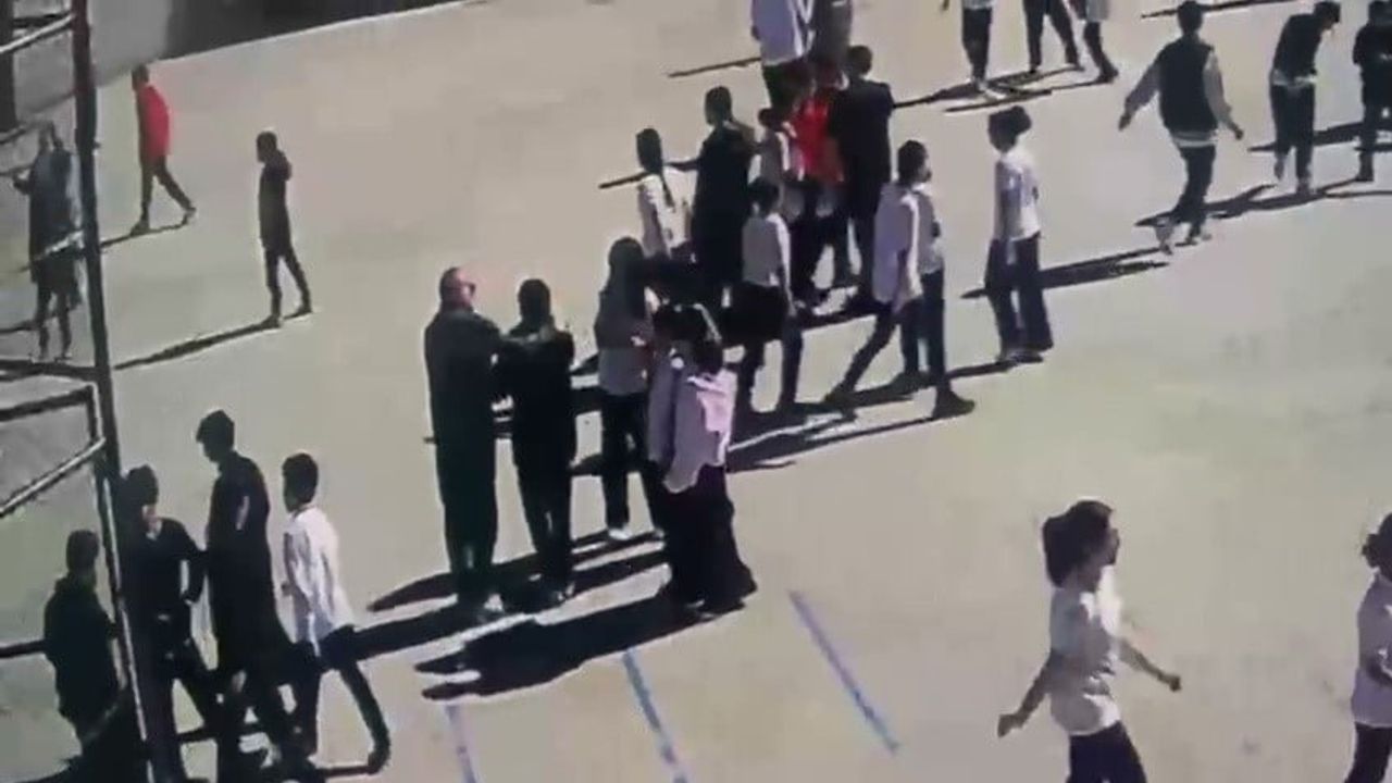 Bahçede boğulma anında öğretmenin müdahalesi güvenlik kamerasında