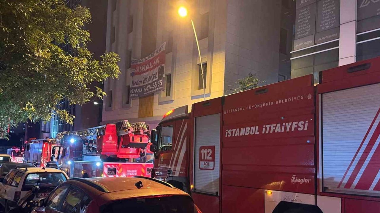 Bahçelievler'de apartta çıkan yangın vatandaşların desteğiyle kontrol altına alındı