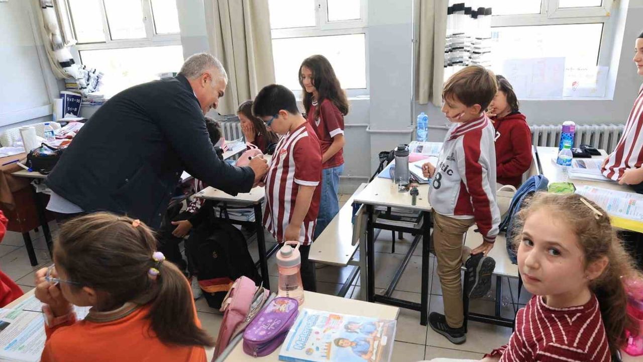Bahçelievler İlkokulu'nda bordo-beyaz coşkusu: Elazığspor formaları öğrencilerle buluştu