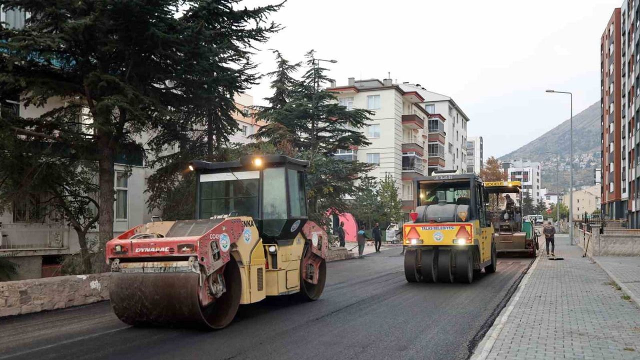 Bahçelievler’in yolları 750 ton sıcak asfaltla yenilendi