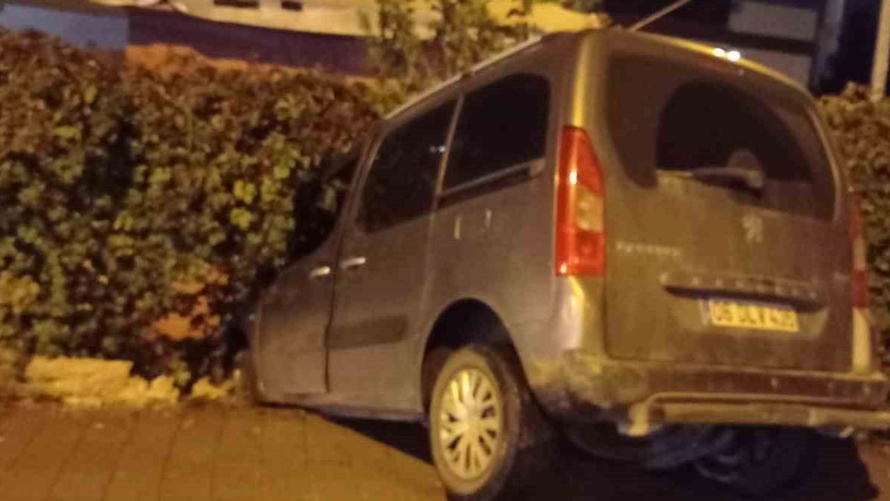 Bahçelievler Mahallesi'nde çarpışma: hafif ticari araç bahçe duvarına çarptı