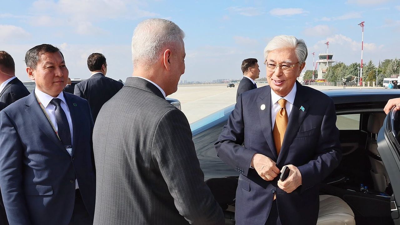 Bakan Bolat Tokayev ve Caparov'u uğurladı, iş birliğine vurgu
