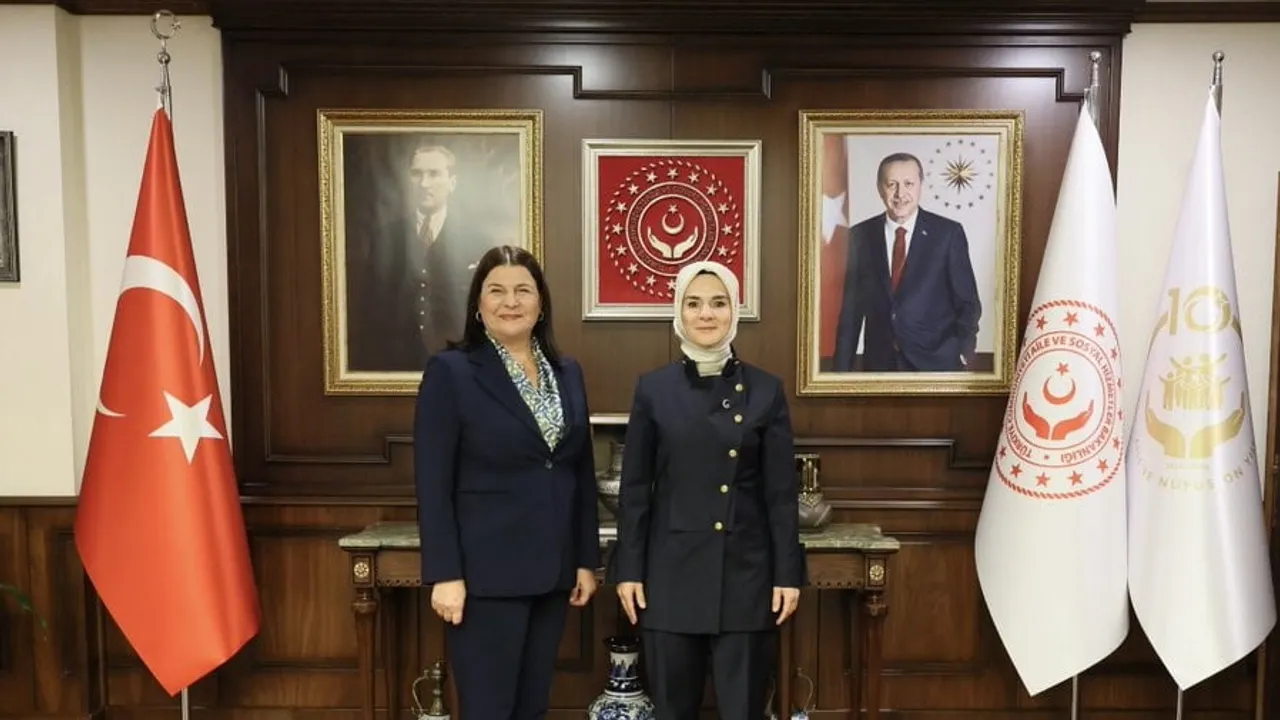 Bakan Göktaş ve Foça belediye başkanı ortak proje ve talepleri masaya yatırdı