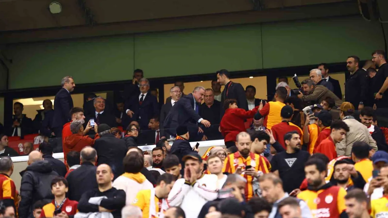 Bakan Osman Aşkın Bak protokol tribününde: Galatasaray-Barcelona buluşması