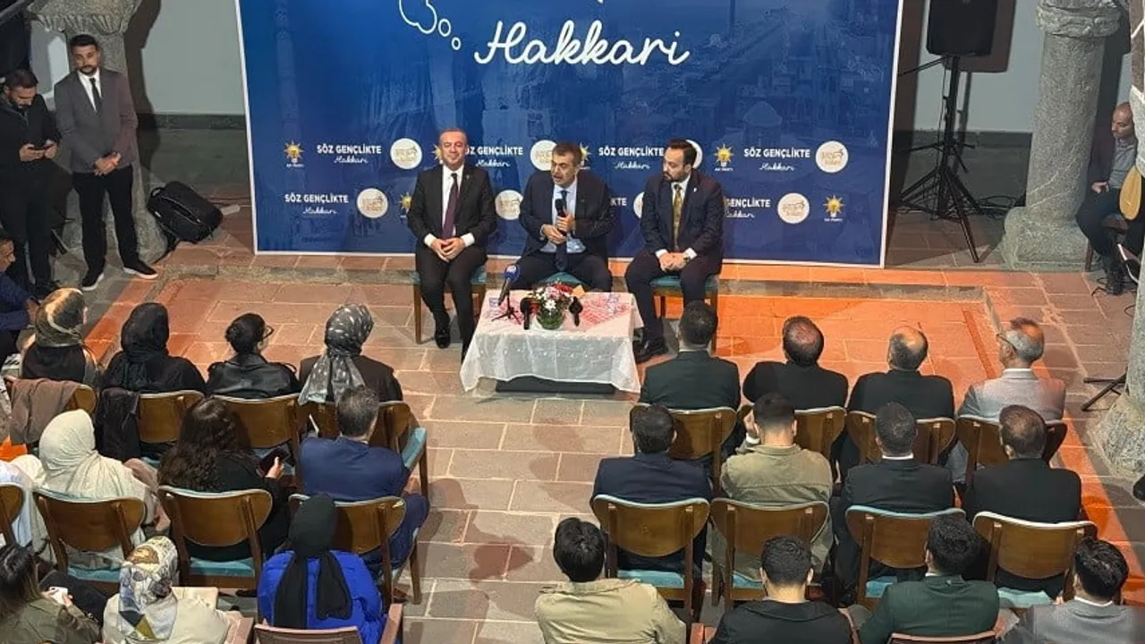 Bakan Tekin Hakkâri’de gençlerle şarkılara eşlik ederek talepleri dinledi