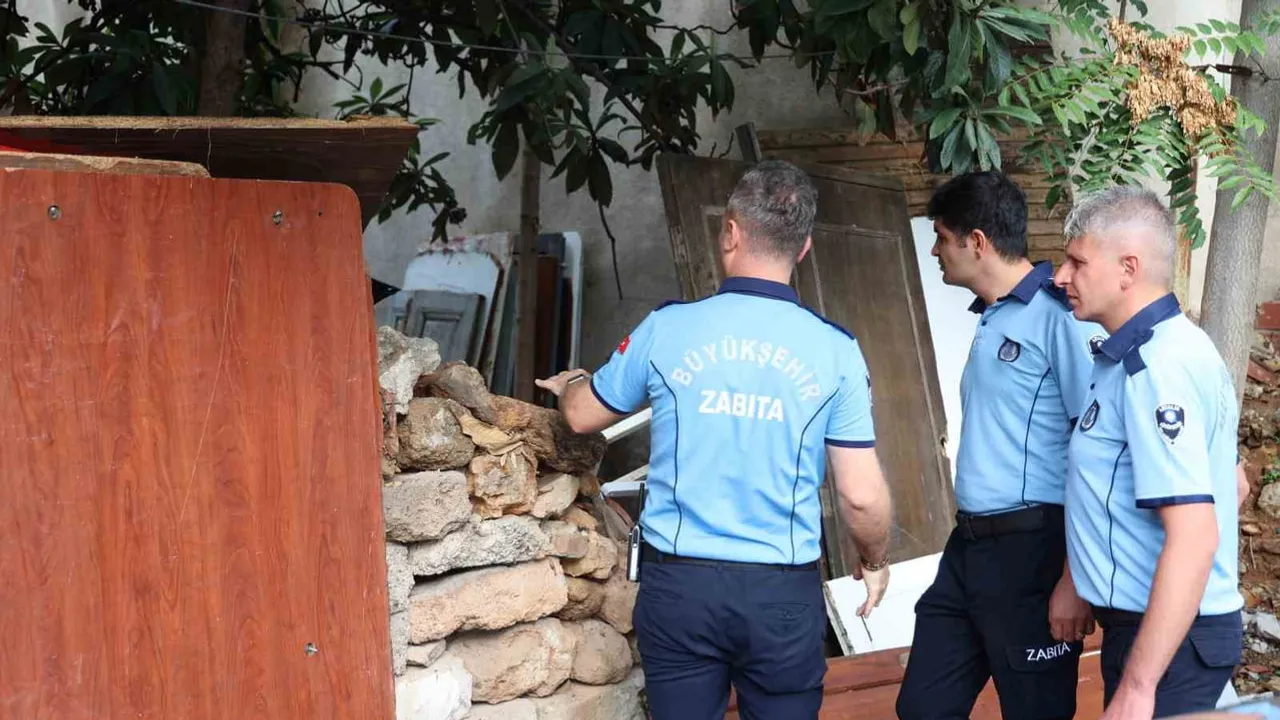 Balbey'de metruk depolardan 15 kamyon atık kaldırıldı