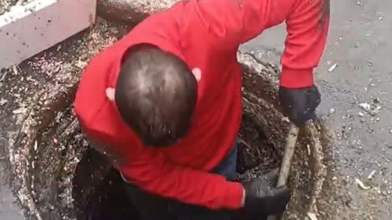 Balıkçılar çarşısında esnaf rögarı kendi imkanlarıyla açtı, ASKİ'ye çağrı yükseliyor