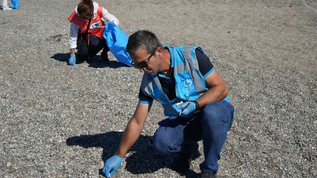 Balıkesir büyükşehir altınkum'da deniz çöplerine karşı kapsamlı kıyı temizliği yürüttü