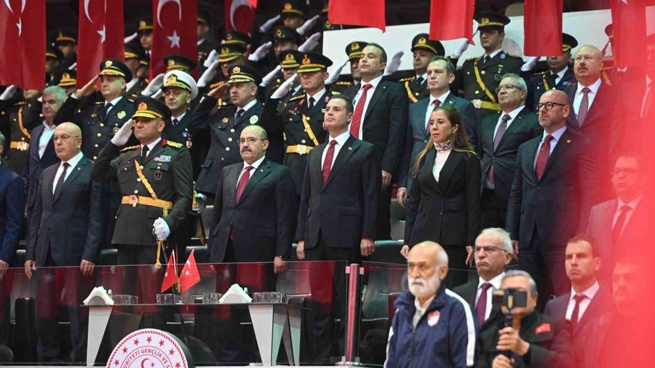 Balıkesir'de gençlerin bayraklı coşkusu: cumhuriyet 103 yaşında