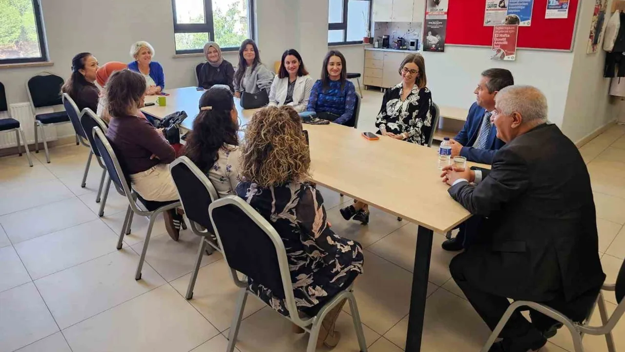 Balıkesir'de müdür öğretmenlerin gündemini yerinde dinledi