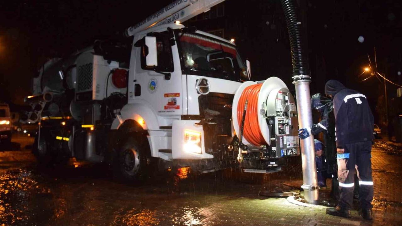 Balıkesir'de yağış seferberliği: BASKİ ve büyükşehir 20 ilçede sahada