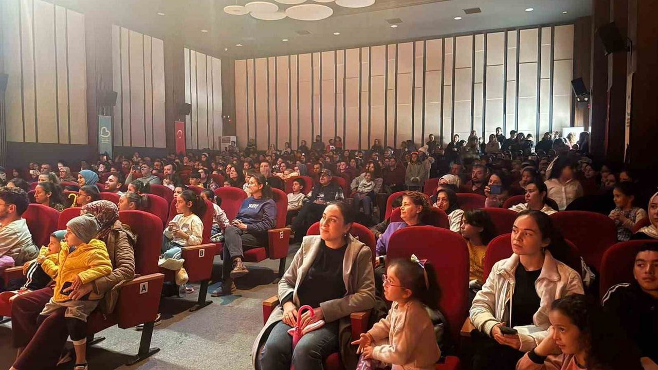 Balıkesir'de yeni şehir tiyatrosu ilk ayında dolu salonlar ve çocuk kahkahalarıyla ses getirdi