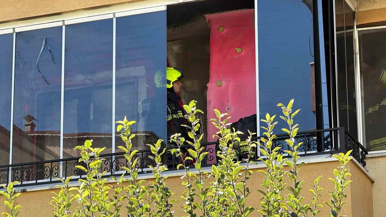 Balkondaki elektrik kaynaklı yangın itfaiyeyi alarma geçirdi